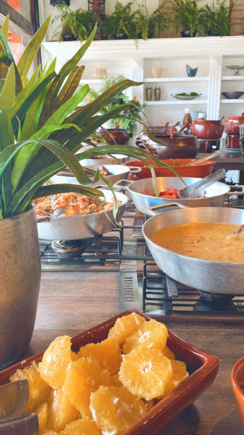 Mesa do buffet com variedade de pratos