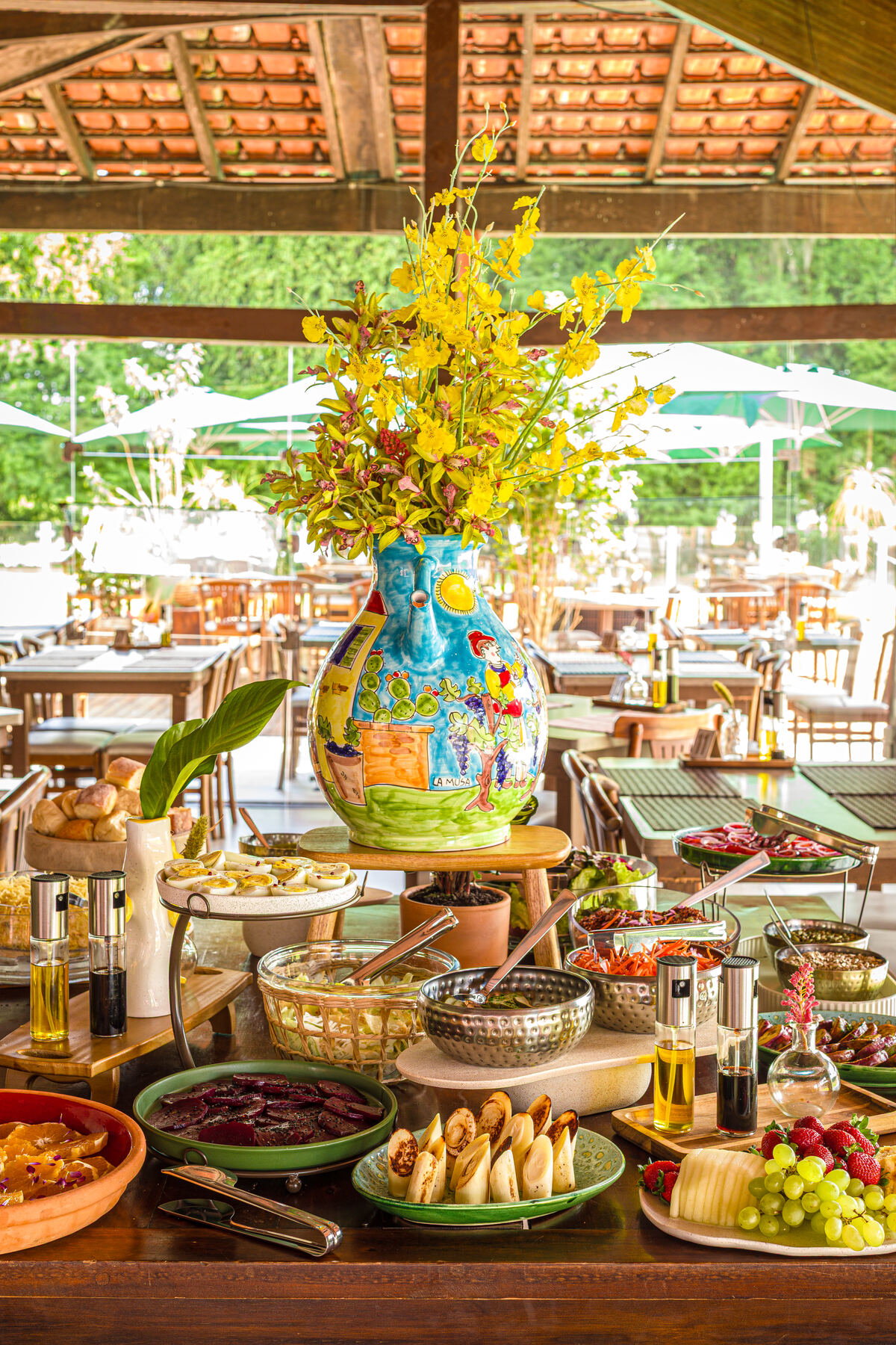 Buffet por quilo com variedade de saladas e pratos quentes