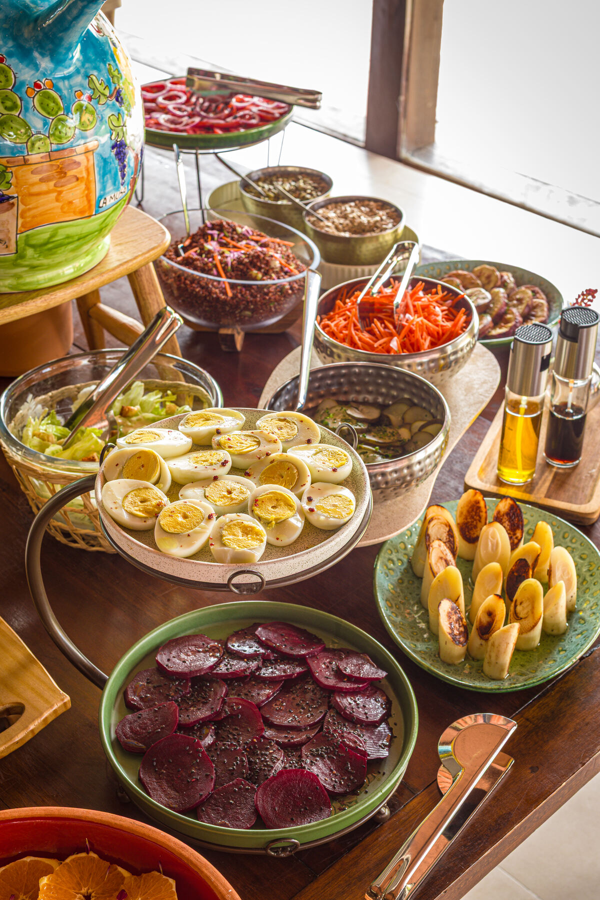 Variedade de pratos no buffet