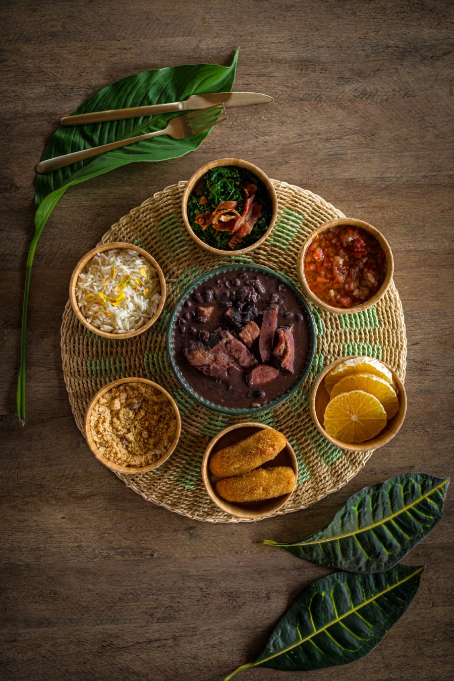 Mesa da feijoada completa