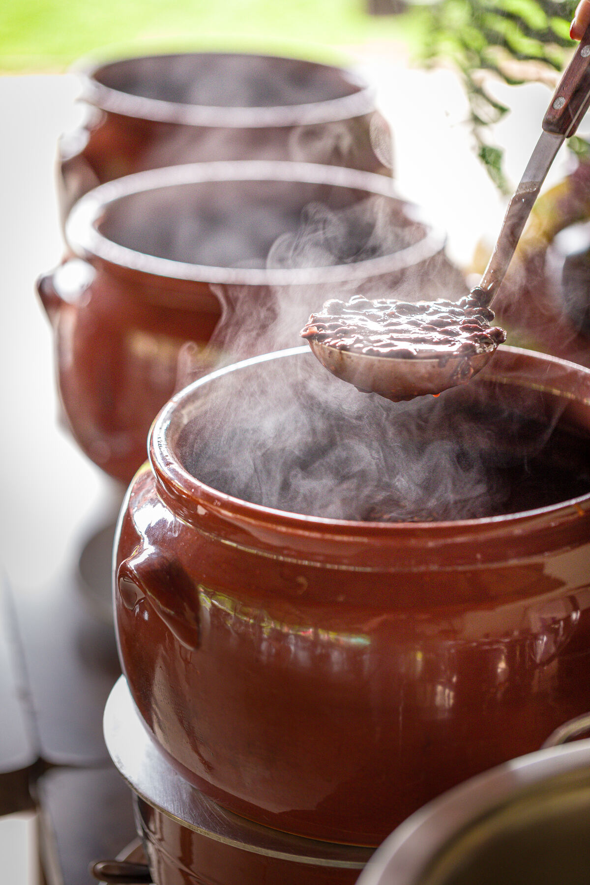 Panela de barro com feijoada fumegando