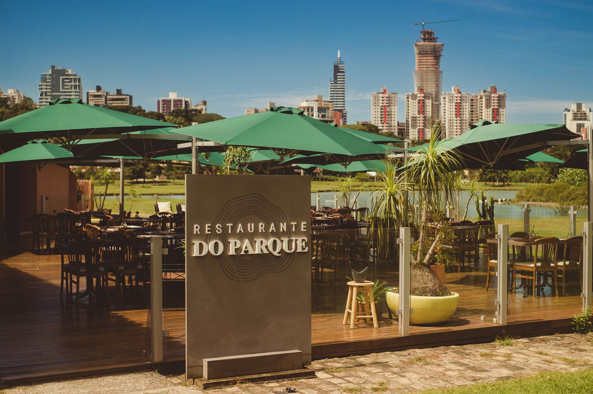 Mesa com cardápio e flores no deck do restaurante