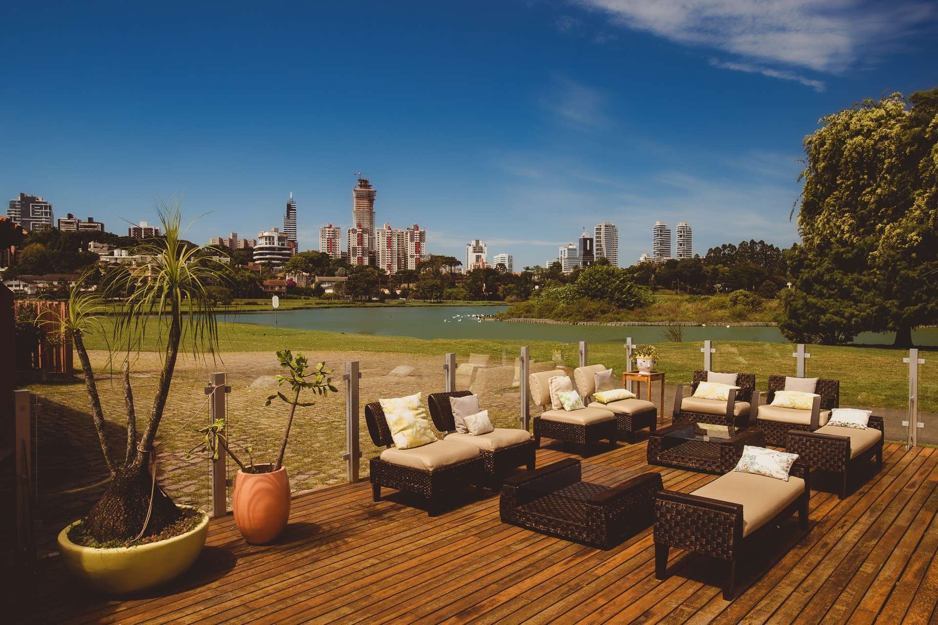 Restaurante do Parque Barigui — Vista do ambiente com o parque ao fundo