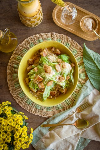 Salada Caesar com cubos de frango